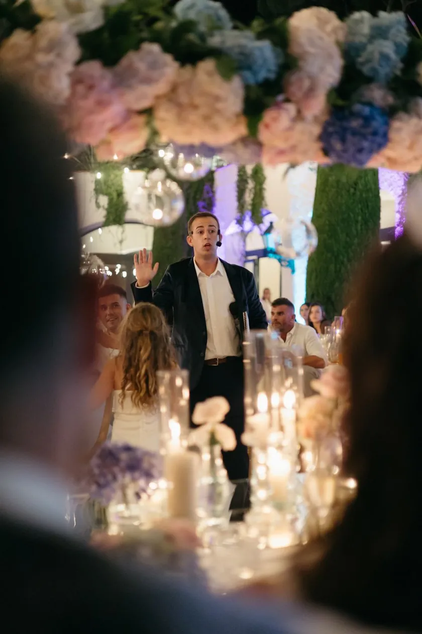 Raúl Fernández haciendo mentalismo con los invitados durante el banquete de una boda
