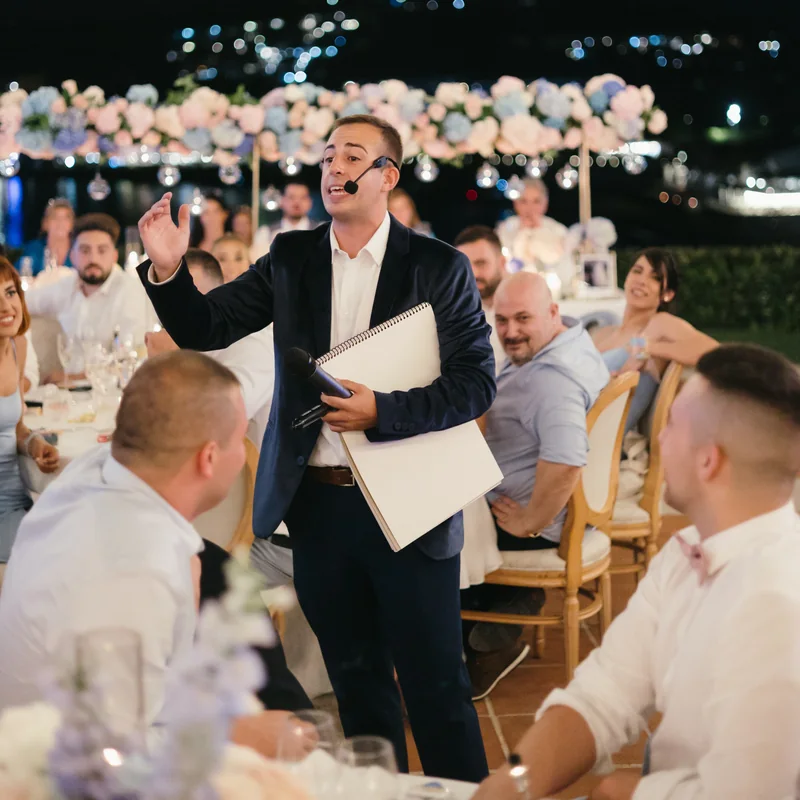 Raúl Fernández haciendo mentalismo con el público durante una cena