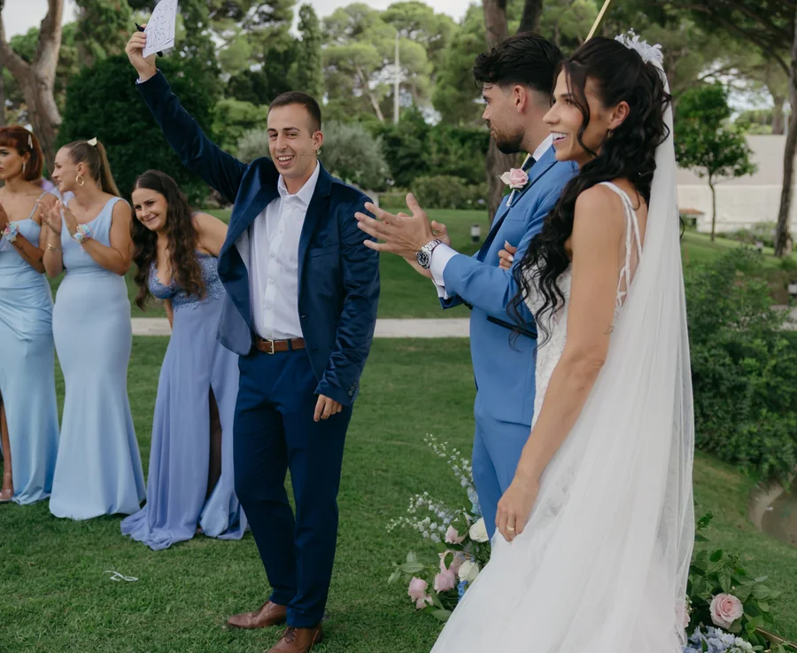 Raúl Fernández oficiando la ceremonia simbólica de una boda junto a los novios