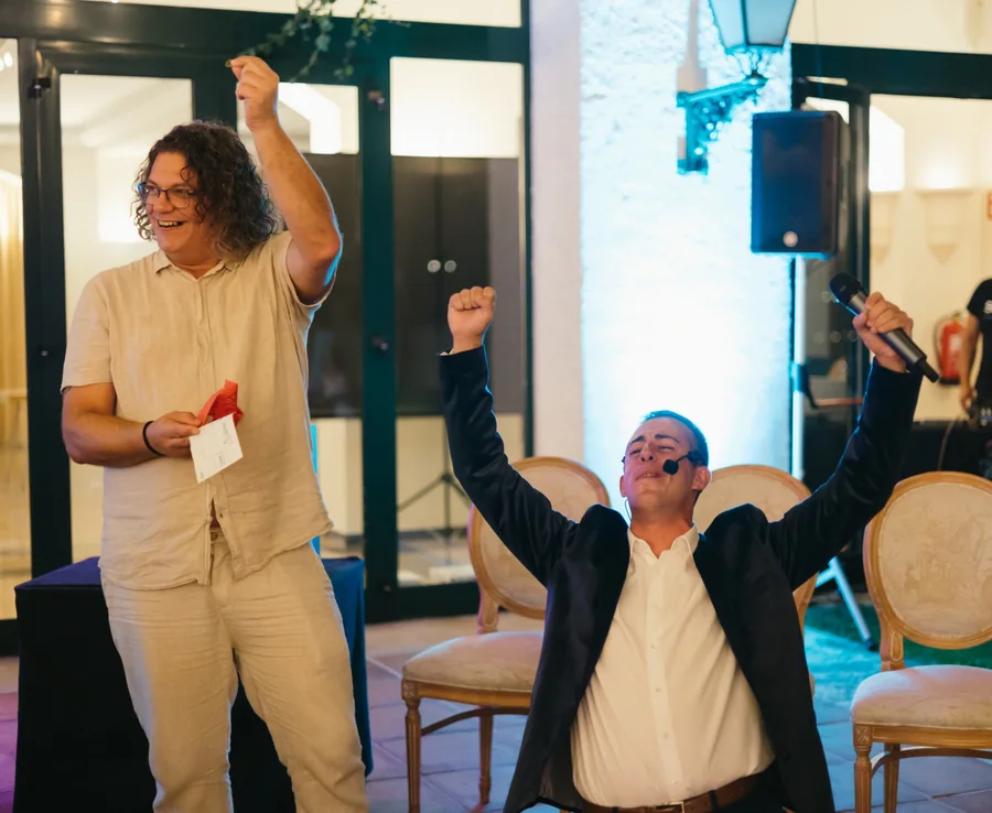 Un invitado celebra con Raúl Fernández el final de un número de mentalismo en una boda