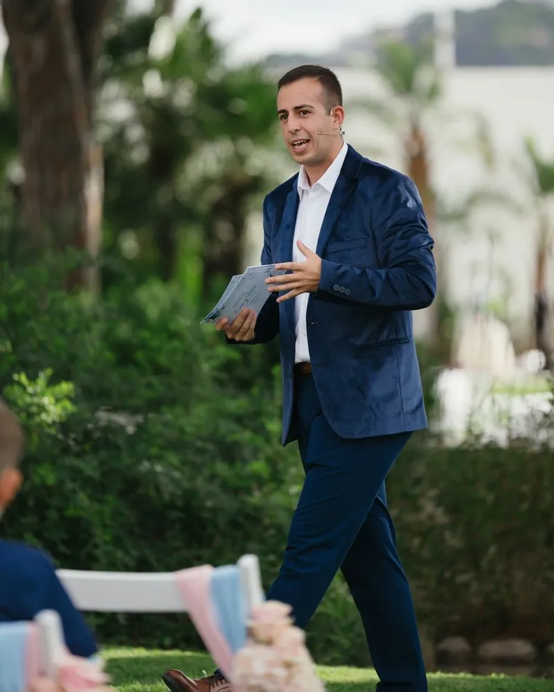 Raúl Fernández presentando un evento con micrófono